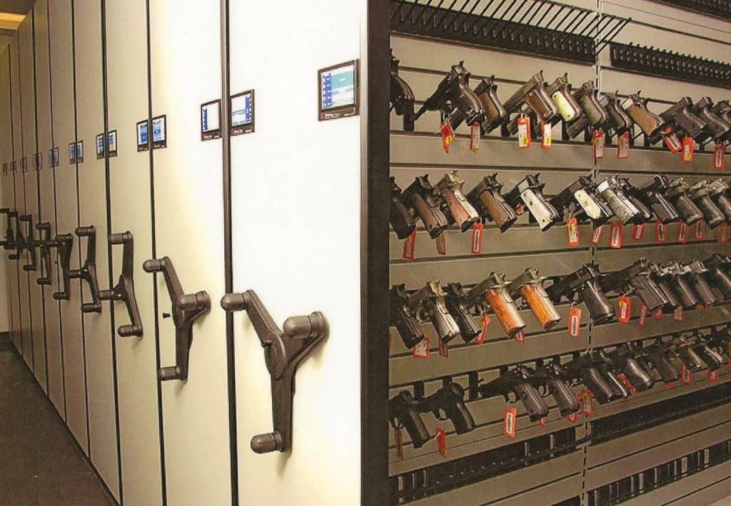 Verbesserung der Waffensicherheit durch RFID: Intelligente Schränke, UHF-Antennen und Echtzeit-Tracking